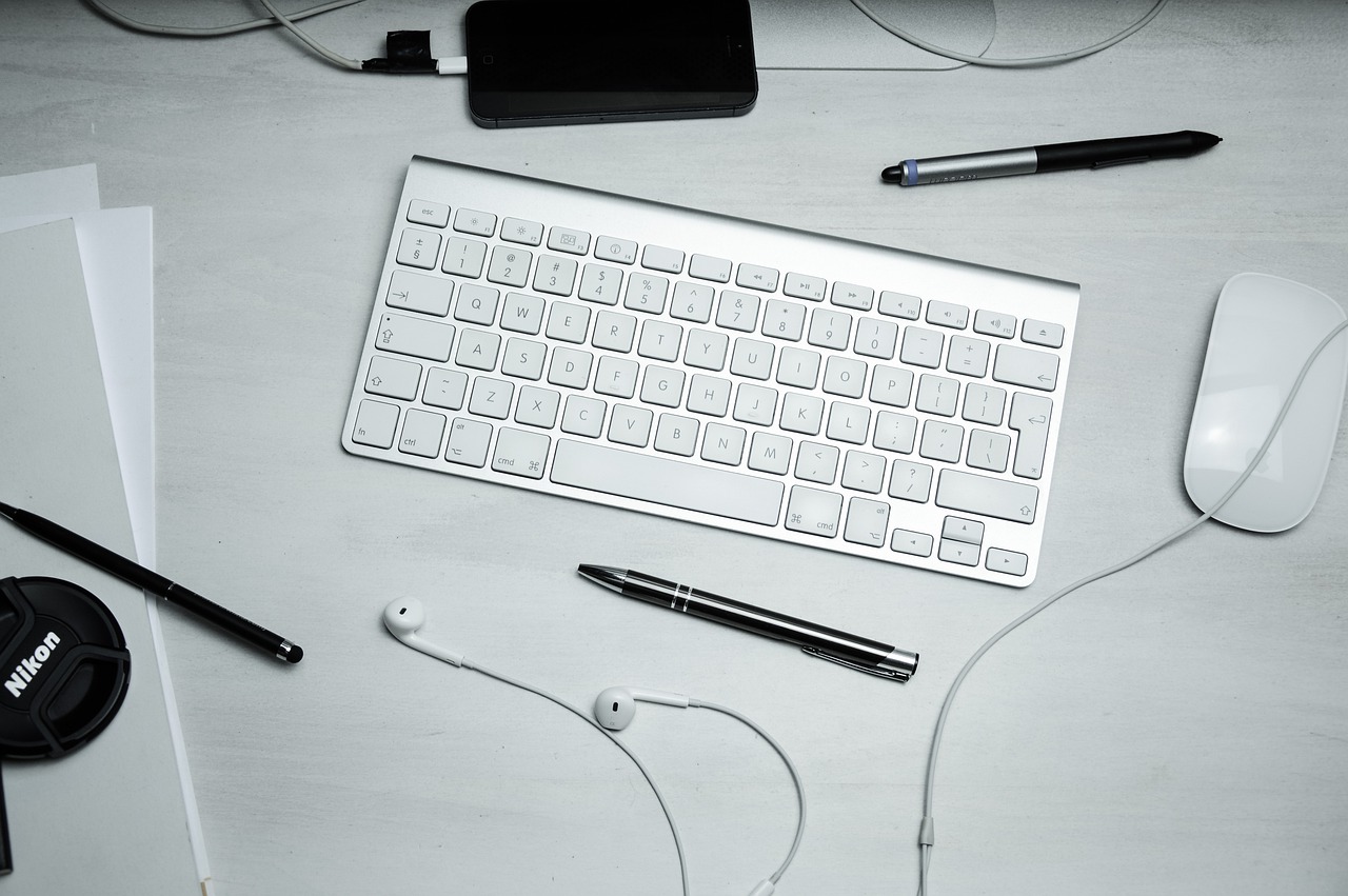 keyboard, mouse, pens-933568.jpg